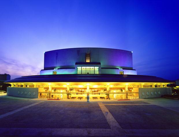 콘서트홀, IBK기업은행챔버홀, 리사이틀홀, 인춘아트홀로 구성된 음악당.