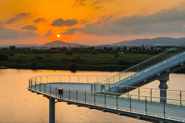 광주시가 추진하는 Y프로젝트의 첫 성과물인 ‘영산강 서창 감성 조망대’에서 바라본 노을. 조망대는 영산강과 황룡강이 합류하는 광주시 서구 서창동 1044-17번지 일원에 자리하고 있다.    <광주시 제공>