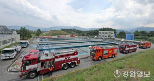 강릉시민의 87%가 사용하는 생활용수를 공급하는 홍제정수장에서 전국에서 달려 온 소방차들이 운반해 온 물을 쏟아붓고 있다. 강릉=권태명기자