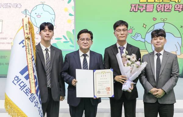 정보근(왼쪽 두번째) 현대로템 생산본부장(전무)가 5일 전북 김제시 김제실내체육관에서 진행된 '제 19회 순환경제 선도기업 대상'에서 대통령 표창을 받은 후 임직원들과 기념촬영을 하고 있다. /현대로템