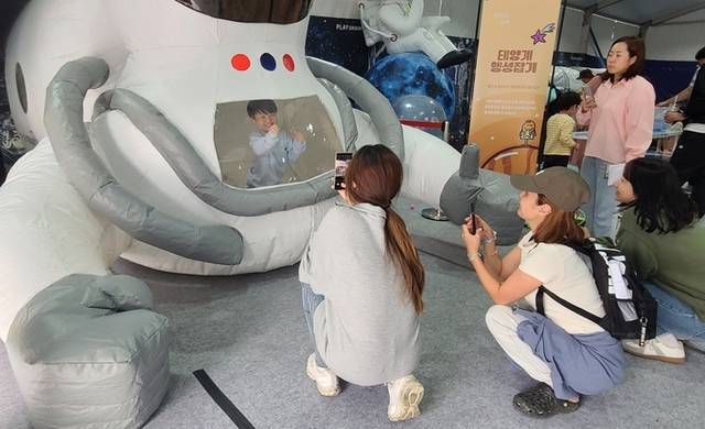 ▲ 제21회 보현산별빛축제 주제관에서 한 어린이가우주에어놀이를 하고 있다.