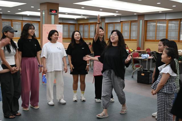 ‘내 이름은 뚜이띠엔입니다’ 연습 현장에서 단원들이 각자의 파트를 부르며 서로의 노래에 호응해주고 있다./장유진 기자/