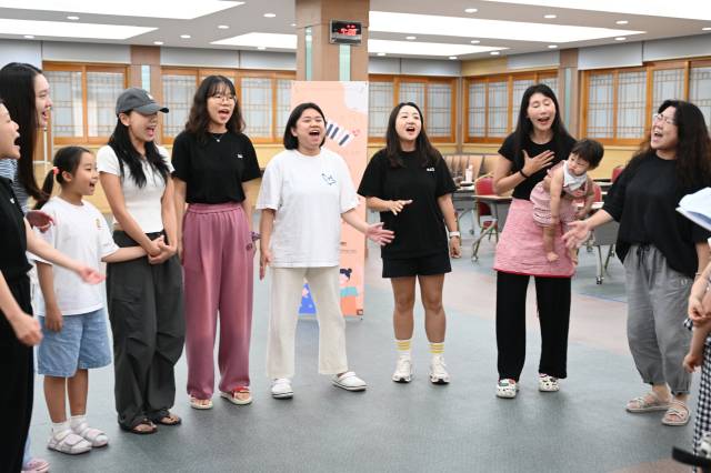 지난달 진해아트홀 2층 컨벤션홀에서 진행된 ‘내 이름은 뚜이띠엔입니다’ 연습 현장에서 창원시민뮤지컬단 단원들이 함께 노래를 부르고 있다./장유진 기자/