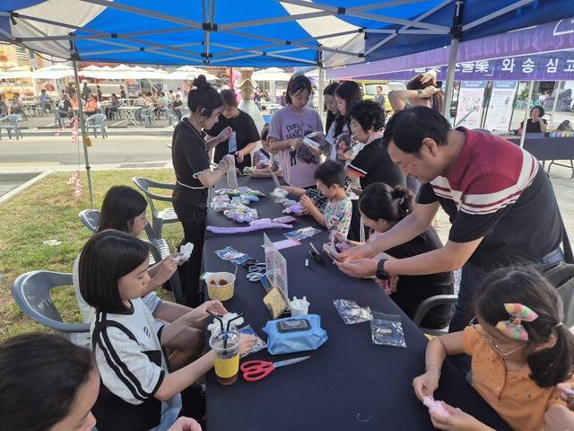 '제4회 별천지 영양 힐링 예술제'에서 관람객들이 모루인형만들기와 석고방향제 만들기 체험을 하고 있다.