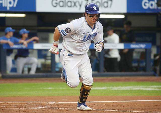 질주하는 강민호.