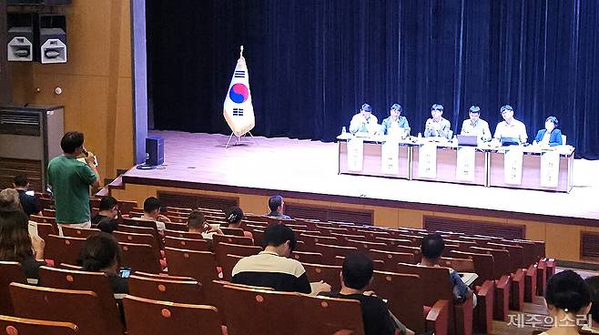 한 노동자가 시설관리공단 설립에 대해 부정적인 의견을 내비치고 있다. ⓒ제주의소리