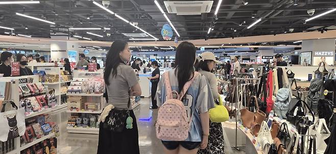 제주국제공항 대합실에 있는 JDC 지정면세점 전경.