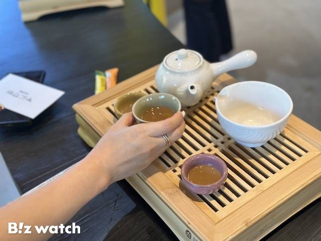 5일 오후 경북 경주시의 맥심가옥 내 맛있당에서 한 방문객이 '가배 기미상궁' 이벤트에 도전하고 있다. / 사진=정혜인 기자 hij@