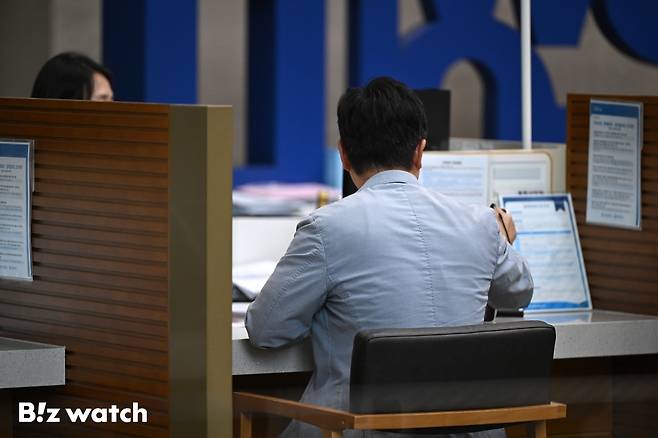 서울의 한 시중은행에서 시민이 대출상담을 받고 있다./사진=이명근 기자 qwe123@