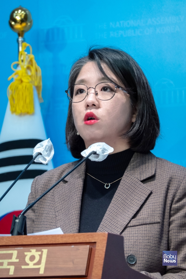 기본소득당 용혜인 국회의원이 교제폭력에 대한 입법공백을 해결하고 친밀관계폭력을 폭넓게 규율하는 가정폭력처벌법 전부개정법률안(이하 '친밀관계폭력처벌법')을 당론으로 대표발의했다. ⓒ용혜인 의원실