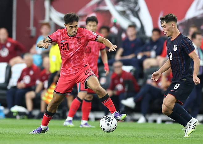 6일(현지시간) 미국 뉴저지주 해리슨 스포츠일러스트레이티드 스타디움에서 열린 한국 대 미국 축구대표팀 친선경기. 대표팀에 첫 발탁된 옌스 카스트로프가 드리블 돌파를 하고 있다. 사진=연합뉴스