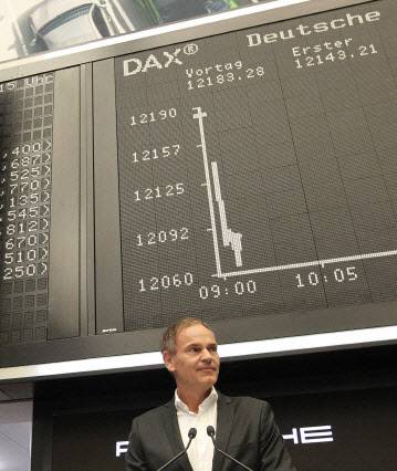 독일 자동차 제조업체 포르쉐 AG의 CEO 올리버 블루메가 2022년 9월 독일 프랑크푸르트 암 마인의 프랑크푸르트 증권거래소에서 열린 포르쉐 기업공개(IPO) 행사 중, 독일 주가지수 DAX 차트를 배경으로 서 있다.(사진= AFP)