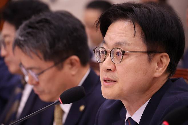 김정관 산업통상자원부 장관이 8일 서울 여의도 국회에서 열린 산업통상자원중소벤처기업위원회 전체회의에서 의원 질의에 답하고 있다. (사진=연합뉴스)