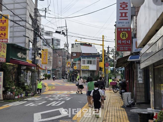 8일 오전 서울 서대문구 A초등학교 등굣길 모습. (사진=염정인 수습기자)