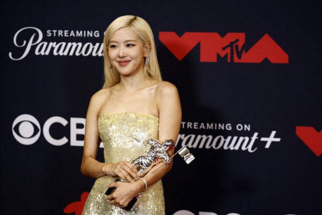 가수 로제가 7일(현지시간) 미국 뉴욕 UBS 아레나에서 열린 MTV VMA에서 ‘올해의 노래’ 트로피를 안고 포즈를 취하고 있다.(사진=로이터 연합뉴스)