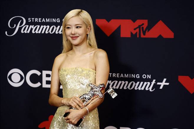 걸그룹 블랙핑크의 로제가 8일 미국 뉴욕 UBS아레나에서 열린 ‘2025 MTV 비디오 뮤직 어워즈’에서 히트곡 ‘아파트’로 ‘올해의 노래’ 상을 받은 뒤 포즈를 취하고 있다.(사진=로이터)