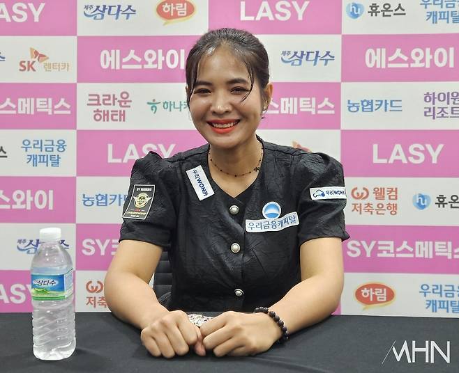 스롱 피아비가 경기 후 인터뷰하고 있다