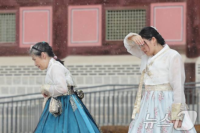 중국 단체 관광객 대상 무비자 입국이 오는 9월 말부터 2026년 6월까지 한시 허용된다. 정부는 8월 6일 정부서울청사에서 열린 '관광 활성화 미니정책TF' 회의에서 이같은 방안을 확정해 시행하기로 했다고 밝혔다. 사진은 이날 서울 경복궁을 찾은 외국인 관광객들의 모습. 2025.8.6/뉴스1 ⓒ News1 신웅수 기자