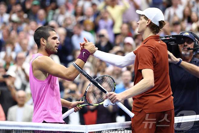 카를로스 알카라스(왼쪽)가 8일(한국시간) 열린 2025 US오픈 남자 단식 결승에서 얀니크 신네르를 3-1로 꺾고 우승했다. ⓒ AFP=뉴스1