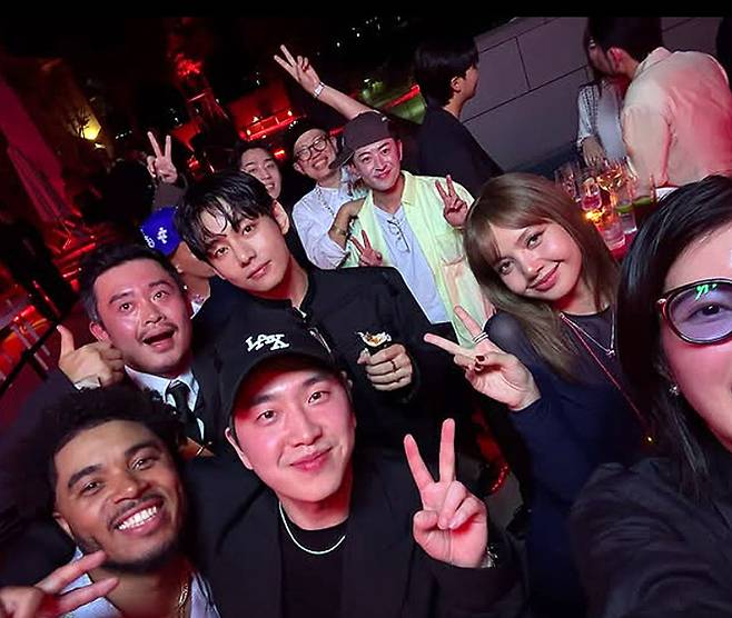 통김밥을 손에 쥔 뷔. 사진 | 토미 브라운 SNS