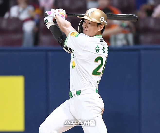 키움 송성문이 서울 고척스카이돔에서 열린 2025 KBO리그 한화와 경기 3회말 1사 좌전안타를 치고 있다.  고척 | 최승섭기자 thunder@sportsseoul.com