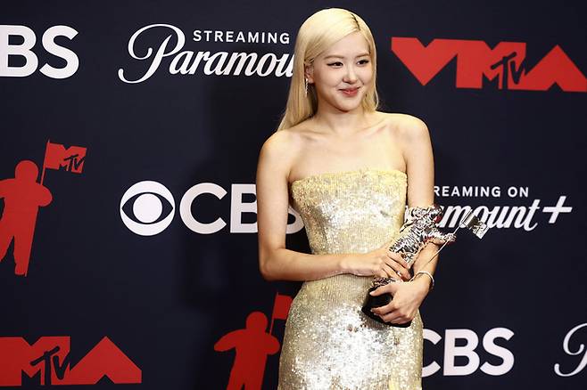 로제가 7일(현지시간) 미국 4대 대중음악 시상식으로 통하는 ‘2025 MTV 비디오 뮤직 어워즈’(이하 ‘MTV VMA’)에서 ‘올해의 노래’를 거머쥐었다. 사진 | 뉴욕=로이터연합뉴스