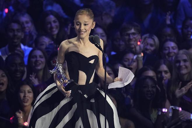 아리아나 그란데가 7일(현지시간) 미국 4대 대중음악 시상식으로 통하는 ‘2025 MTV 비디오 뮤직 어워즈’(이하 ‘MTV VMA’)에서 ‘올해의 비디오’를 거머쥐었다. 사진 | 뉴욕=AP연합뉴스