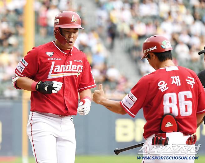 7일 서울 잠실구장에서 열린 SSG-LG전. 1회초 2사 2루 한유섬이 투런포를 친 후 윤재국 코치의 환영을 받고 있다. 잠실=정재근 기자 cjg@sportschosun.com/2025.9.7/
