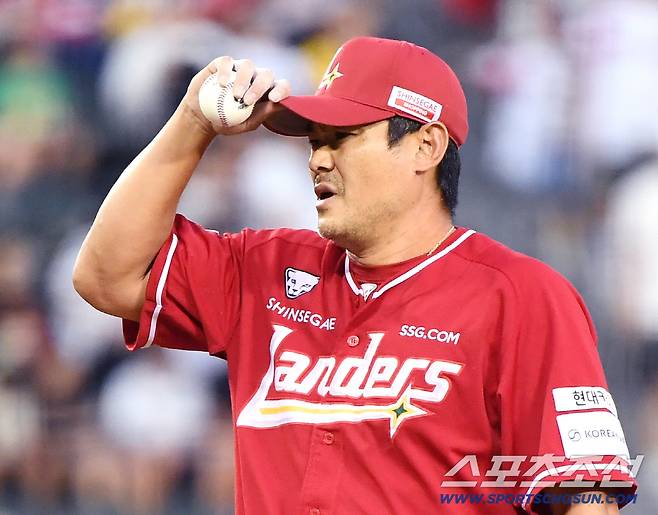 7일 서울 잠실구장에서 열린 SSG-LG전. 선발 김광현에 이어 6회말 등판한 노경은.  잠실=정재근 기자 cjg@sportschosun.com/2025.9.7/