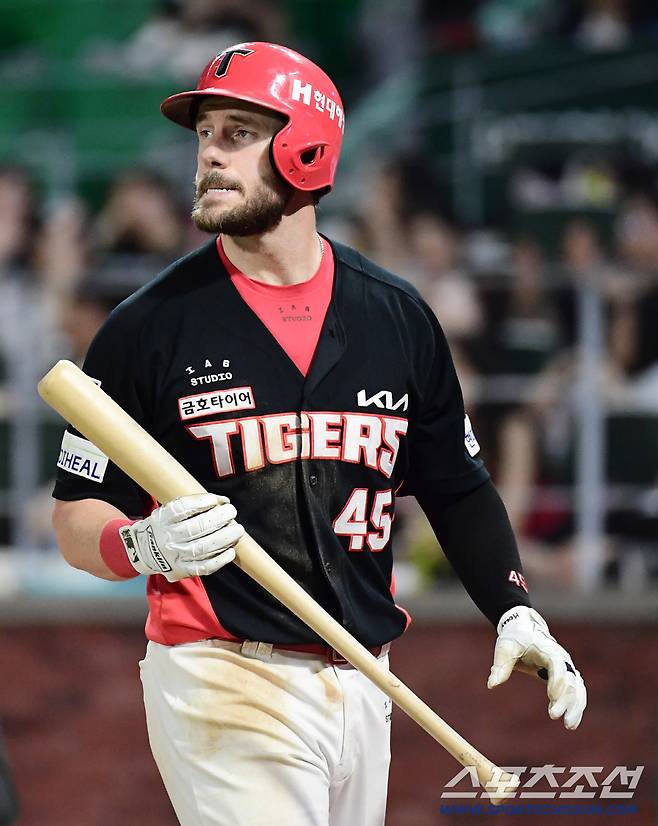 27일 인천 SSG랜더스필드에서 열린 KBO리그 SSG와 KIA의 경기. 9회초 무사 1루. 삼진을 당하고 타석을 물러나는 KIA 위즈덤. 인천=송정헌 기자songs@sportschosun.com/2025.08.27/