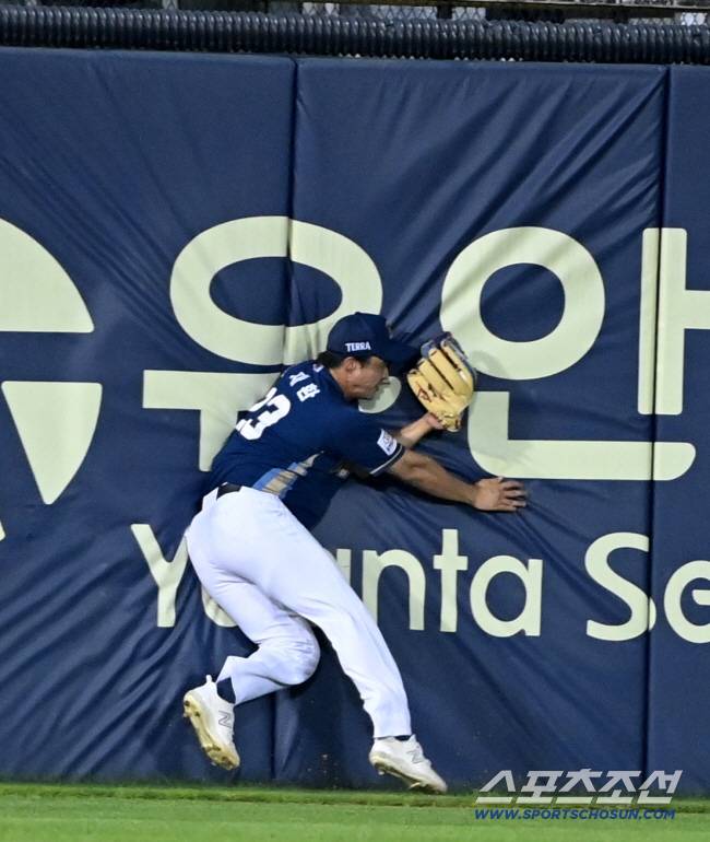 늘 몸을 날리는 수비를 보여주는 NC 다이노스 천재환. 스포츠조선DB