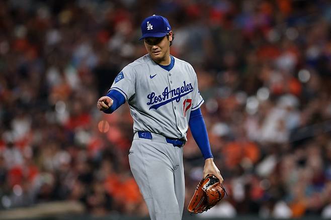 LA 다저스 오타니 쇼헤이가 지난 6일(한국시각) 캠든야즈 오리올파크에서 열린 볼티모어 오리올스전에서 4회 투구 도중 교체돼 마운드를 내려가고 있다. AFP연합뉴스