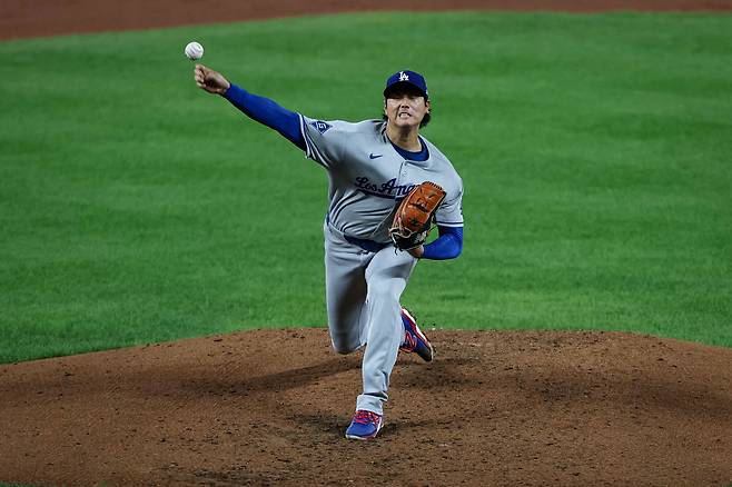 LA 다저스 오타니 쇼헤이가 지난 6일(한국시각) 캠든야즈 오리올파크에서 열린 볼티모어 오리올스전에서 힘차게 공을 뿌리고 있다. AFP연합뉴스