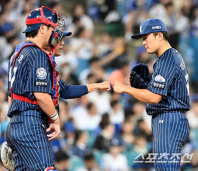 7일 대구 삼성라이온즈파크에서 열린 한화와 삼성의 경기, 8회초 삼성 이승민이 교체되며 최일언 투수코치와 하이파이브를 하고 있다. 대구=허상욱 기자wook@sportschosun.com/2025.09.07/