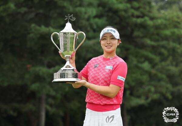 KB금융 스타챔피언십에서 우승트로피를 들어올린 유현조. ⓒKLPGA