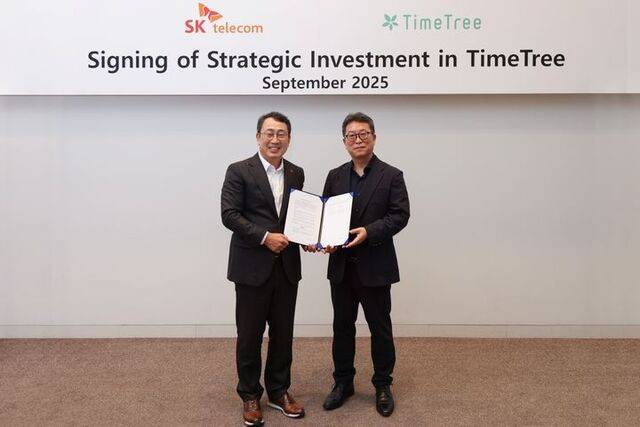 투자 계약 및 전략적 파트너십 체결 후 유영상 SK텔레콤 최고경영인CEO(왼쪽)과 박차진 타임트리 대표이사가 기념촬영을 진행하고 있다. /SK텔레콤