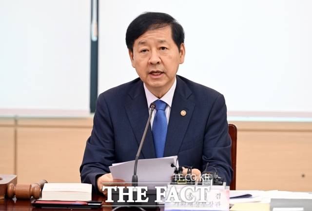 주식 양도세 대주주 기준을 기존 50억원에서 10억원으로 강화하는 정부의 세제 개편안은 확정 발표 후 증시에 큰 영향을 미칠 요인으로 관측된다. 사진은 구 부총리가 1일 오전 서울 종로구 정부서울청사에서 열린 공공기관운영위원회에 참석해 모두발언을 하고 있는 모습. /임영무 기자