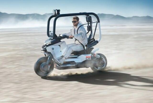 BMW 모토라드가 자가균형 스쿠터 콘셉트 ‘비전 CE’를 공개했다. (출처=BMW 모토라드)