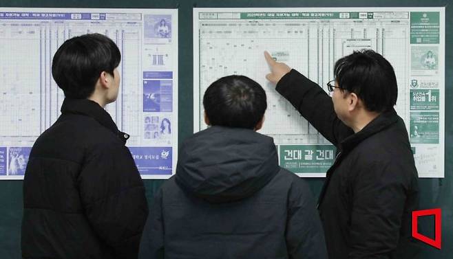 서울 한 고등학교에서 학생들이 2025학년도 대학수학능력시험 성적표를 받은 뒤 담임선생님과 대입 참고표를 보며 상의하는 모습으로 본문과는 무관.