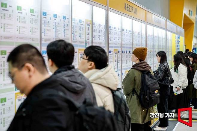 서울 서초구 aT센터에서 열린 '2025 대한민국 채용박람회'에 참가한 구직자들이 채용게시판을 보고 있는 모습으로 본문과는 무관.