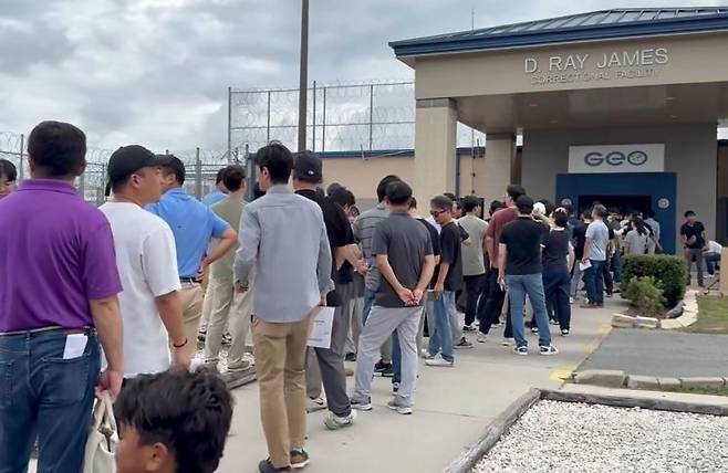 구금시설에서 면담 기다리는 관계사 직원들. 연합뉴스