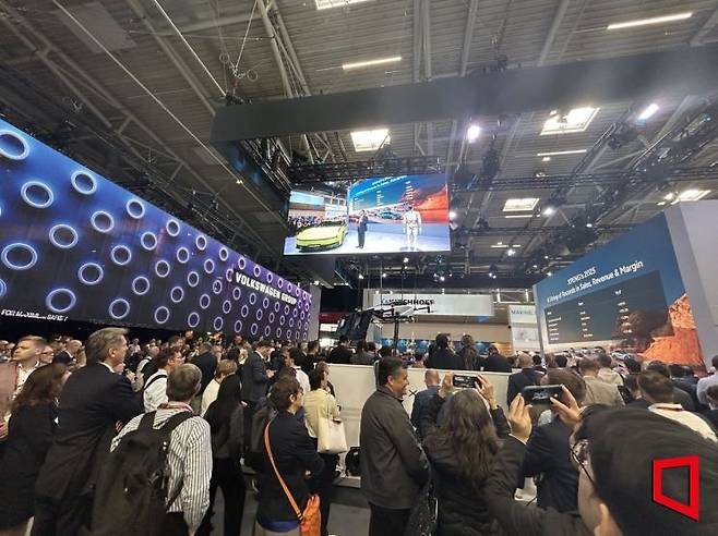 8일(현지시간) 독일 뮌헨에서 열린 'IAA 모빌리티 2025' 전시회 중국 자동차 기업 샤오펑(Xpeng) 부스에 많은 관람객들이 몰려있다. 오현길 기자