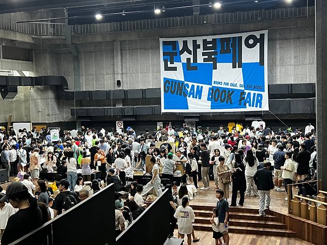 8월 30~31일 이틀간 열렸던 군산북페어 현장. 올해로 2회째인데 넓은 행사장의 스케일도 볼만하고 ‘작가와의 대화’ 등 부대 행사도 다채롭다.  /편성준 제공