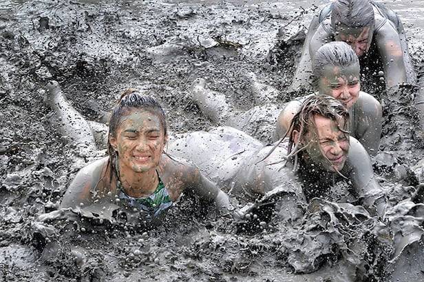 보령의 머드 축제. 1994년에 박상돈 대천시장이 우연히 TV에서 로버트 알트만 감독의 '플레이어'를 보고 아이디어를 떠올렸던 사업인데 이제는 세계인이 즐기는 보령의 상징 축제가 됐다./편성준 제공