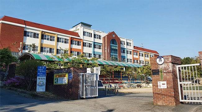 웅동학원 산하의 경남 창원시 진해구 웅동중학교. /조선일보DB