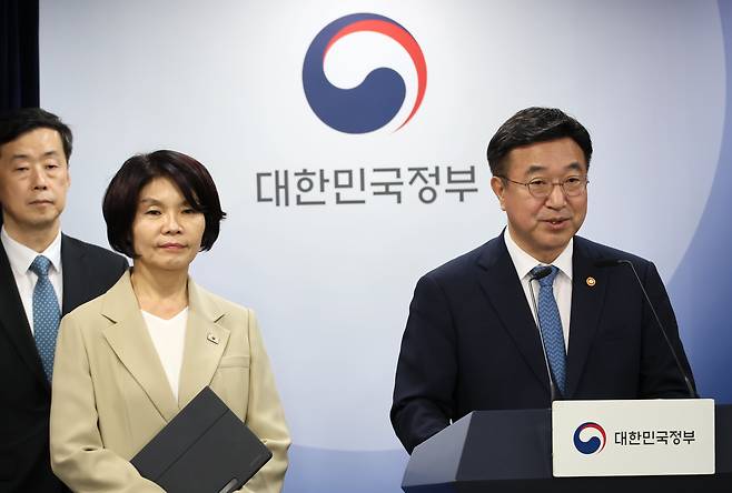 윤호중(오른쪽) 행정안전부 장관이 지난 7일 서울 종로구 정부서울청사에서 정부 조직 개편안을 발표하고 있다. 왼쪽은 한정애 더불어민주당 정책위의장. /연합뉴스