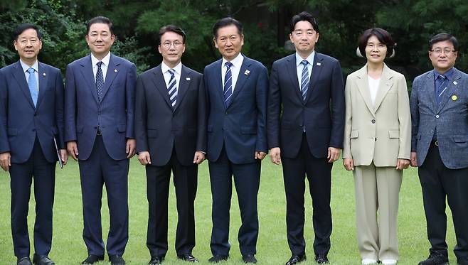 김민석 국무총리와 정청래 더불어민주당 대표, 강훈식 대통령실 비서실장 등 참석자들이 7일 서울 종로구 삼청동 국무총리공관에서 열린 고위당정협의회에 앞서 기념촬영을 하고 있다. /남강호 기자