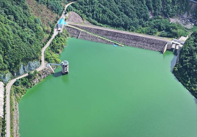 8일 강원 평창군 대관령면 도암댐에 초록빛 물이 차 있다.강릉 가뭄 사태가 심각해지면서 정부는 도암댐을 활용한 해갈 방안을 검토 중이다./연합뉴스
