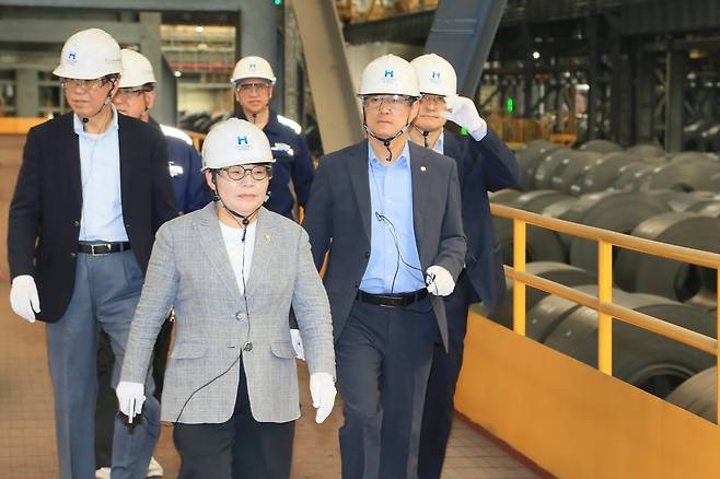 국회 기획재정위원회 소속 국민의힘 임이자 위원장과 박수영 간사, 권영세, 박대출 의원이 지난 8월 26일 대미 관세 및 노조법(노란봉투법)·상법 개정 등과 관련한 철강업계의 애로 및 건의사항을 청취하기 위해 현대제철 당진제철소를 둘러보고 있다./뉴스1