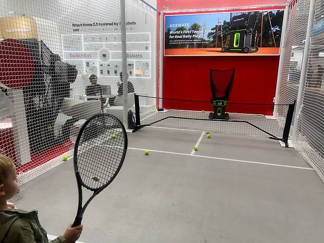 로봇 전문 기업 에이스메이트가 IFA 2025에서 공개한 세계 최초 테니스 로봇. /황민규 기자